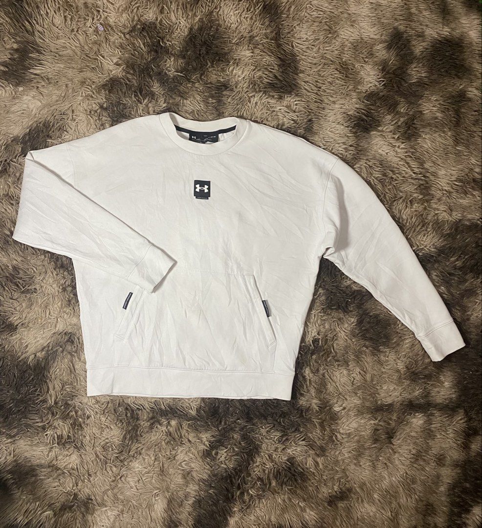 Under Armour White Crewneck Sweatshirt with Pocket (Category: Coats, Jackets and Outerwear) located in General Santos City (Dadiangas). Submitted by killcloa2368358 (Listing ID 1456572938, Image 2). Description: - White Under Armour crewneck sweatshirt - Features a convenient front pocket - Under Armour logo prominently displayed on the chest - Branding details on the sleeves - Perfect for comfortable and casual everyday wear.