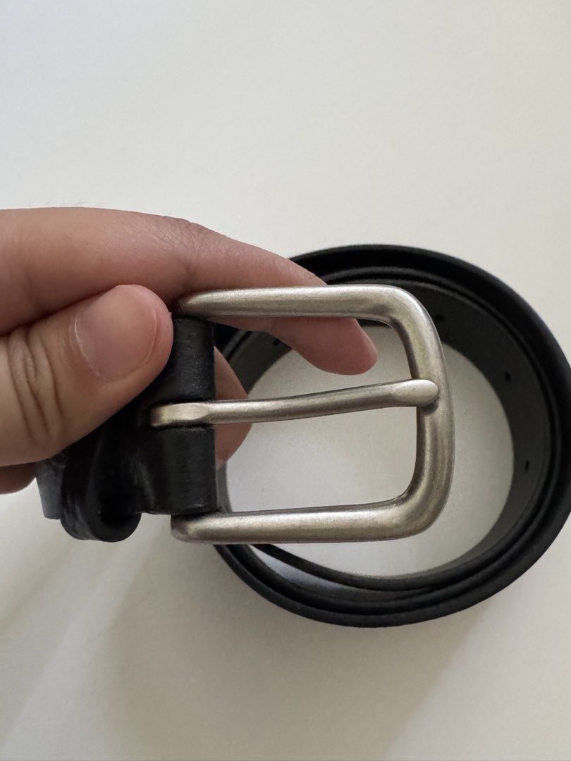 Uniqlo Black Leather Belt (Category: Belts) located in Meycauayan. Submitted by danideteci.50 (Listing ID 1456508473, Image 2). Description: - Classic black genuine leather belt -size L -used once -rfs: wrong size.