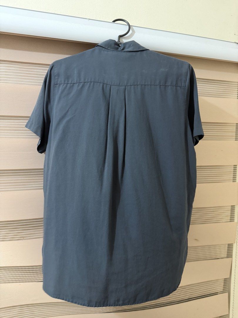 Uniqlo Short Sleeve Navy Blue Blouse (Category: Blouses) located in Antipolo. Submitted by jaot19 (Listing ID 1456572007, Image 3). Description: Faded color with slight discoloration.