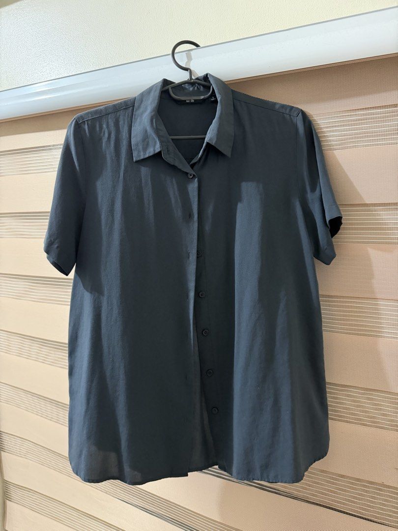 Uniqlo Short Sleeve Navy Blue Blouse (Category: Blouses) located in Antipolo. Submitted by jaot19 (Listing ID 1456572007, Image 1). Description: Faded color with slight discoloration.