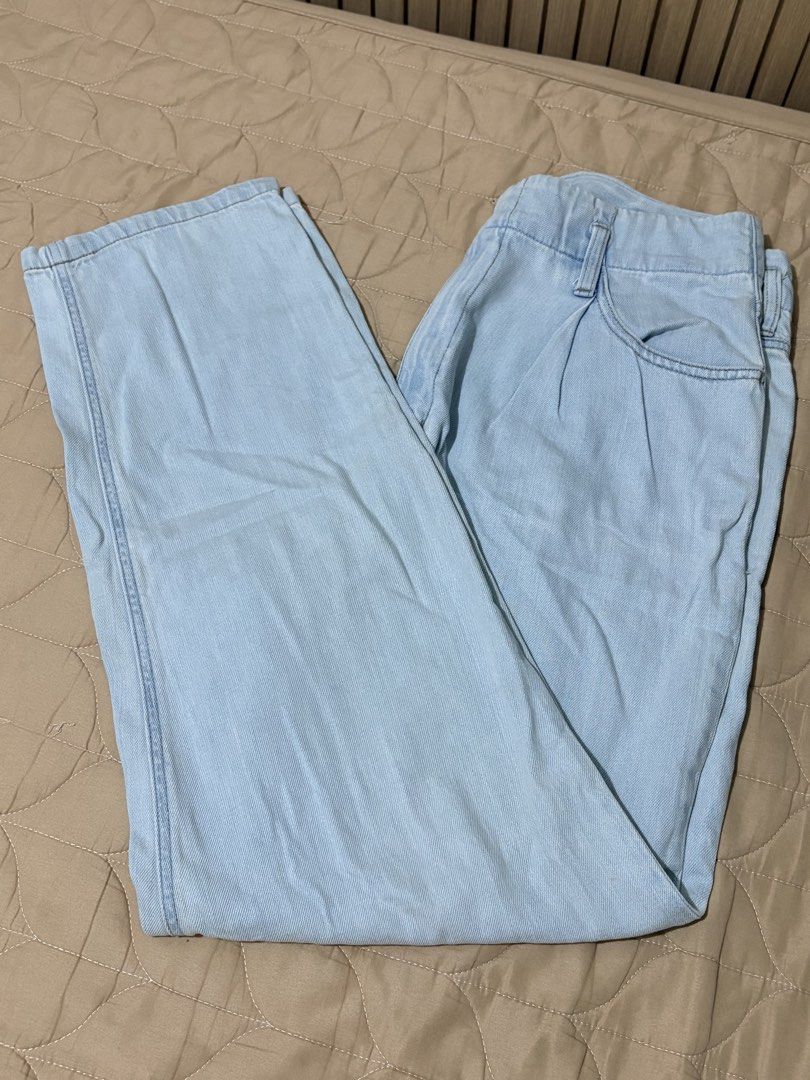 Uniqlo Womens Light Soft Denim Pants (Category: Jeans) located in Quezon City. Submitted by chimpanjee (Listing ID 1456477722, Image 2). Description: highwaisted tag says 27 (68.5cm).