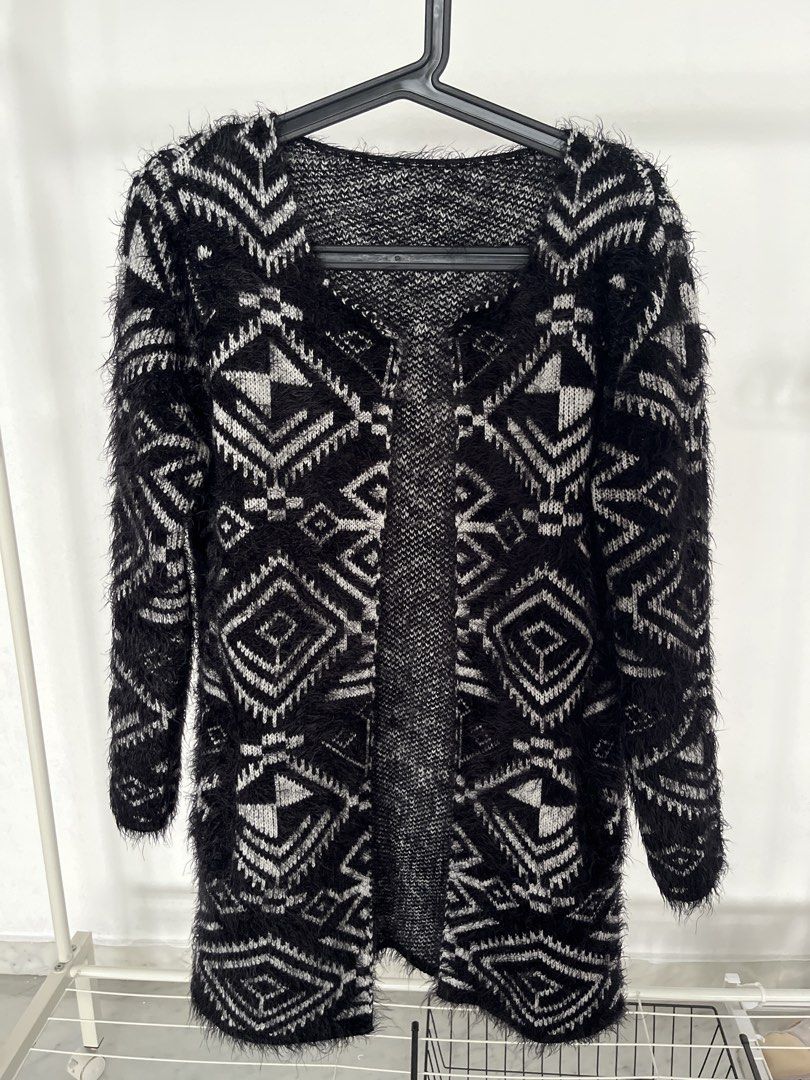 Unique pattern cold weather jacket (Category: Coats, Jackets and Outerwear) located in Singapore. Submitted by sellingoff1991 (Listing ID 1456476528, Image 1). Description: Ptp 43 , length 80 No button Stylish outer jacket .
