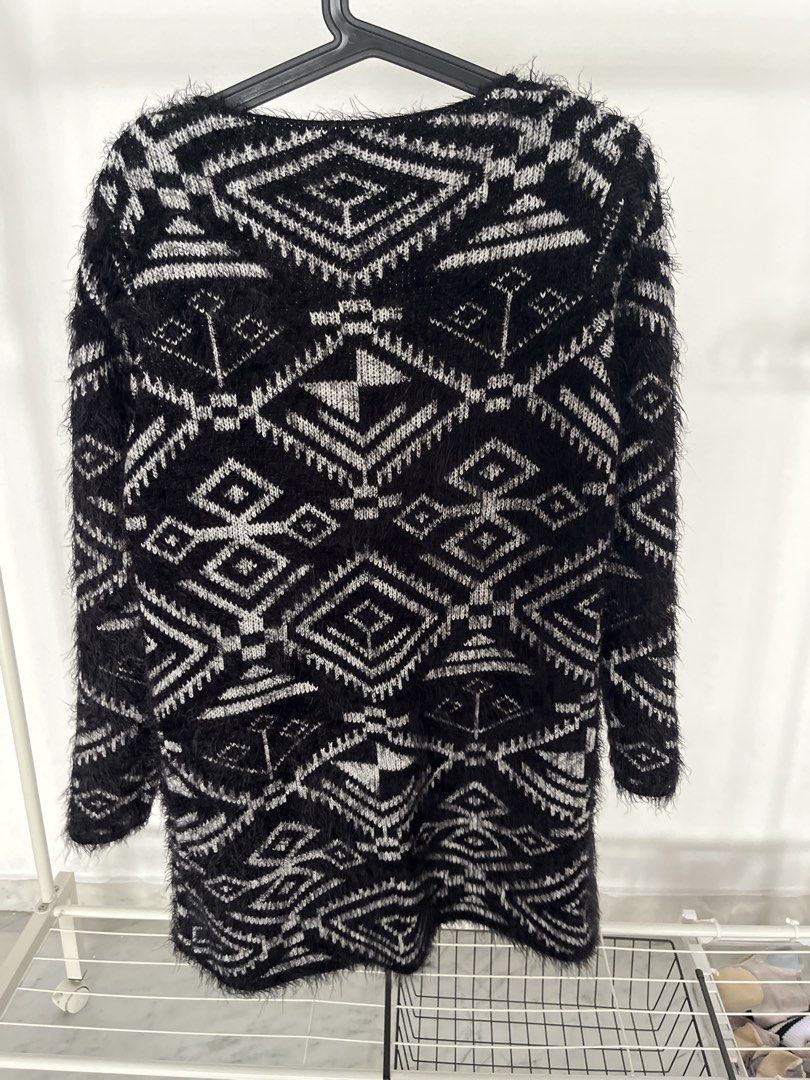 Unique pattern cold weather jacket (Category: Coats, Jackets and Outerwear) located in Singapore. Submitted by sellingoff1991 (Listing ID 1456476528, Image 2). Description: Ptp 43 , length 80 No button Stylish outer jacket .