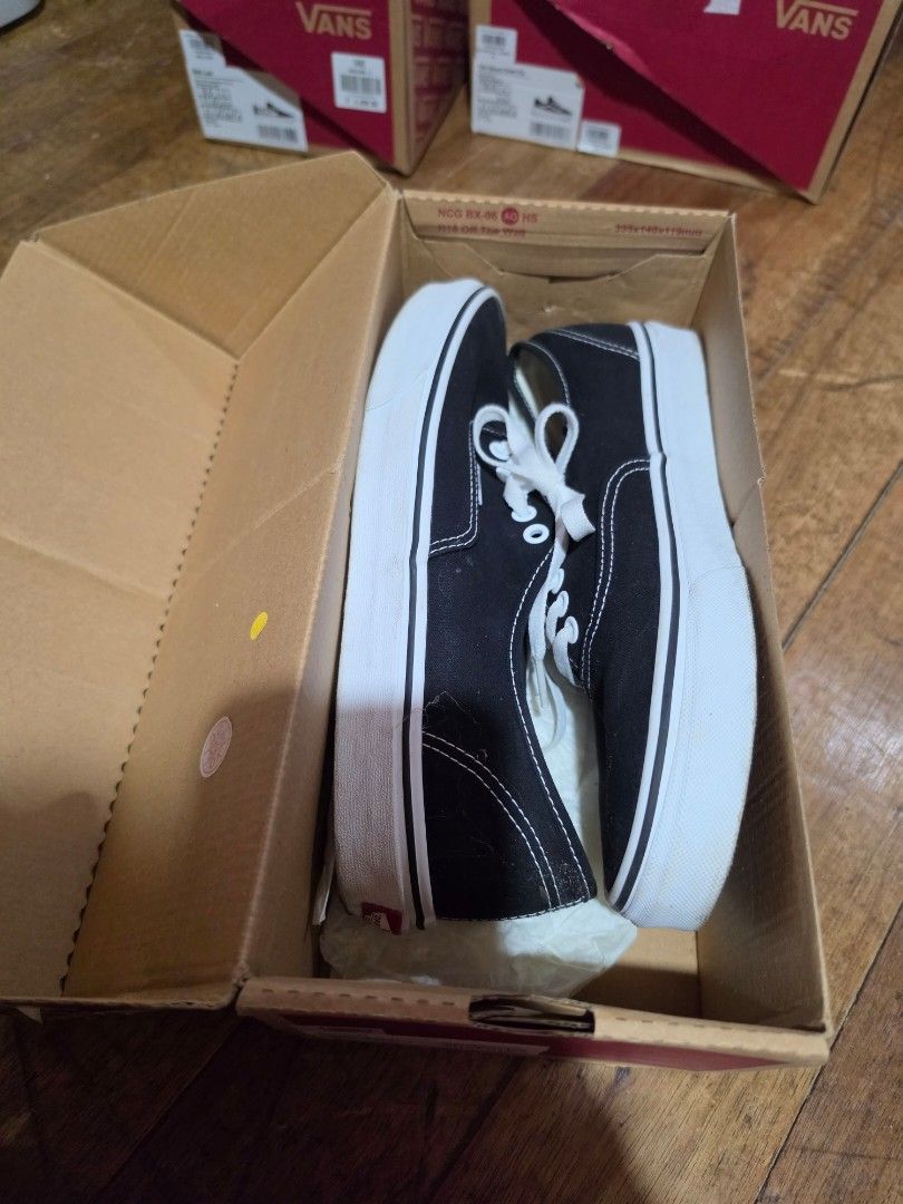 Vans Authentic (Black & White) (Category: Sneakers) located in Paranaque City. Submitted by geloreesse (Listing ID 1456423238, Image 2). Description: Size: 10 (mens) RFS: decluttering Location: Paranaque.