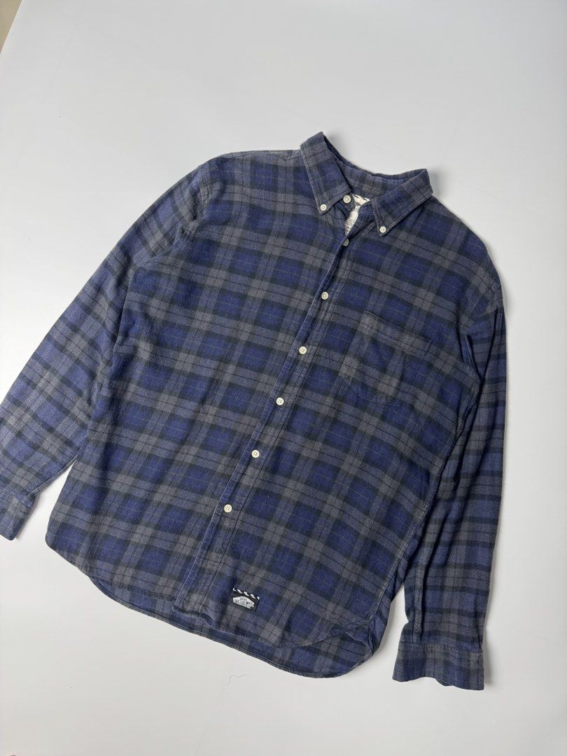 Vans Off The Wall Flannel Shirt Size L (Category: Tshirts & Polo Shirts ) located in Cavite. Submitted by dracokidstuff (Listing ID 1456422403, Image 3). Description: - Classic Vans flannel shirt - Blue and grey plaid pattern - Button-up front - Features a chest pocket - Designed for comfort and style - Ideal for casual wear.