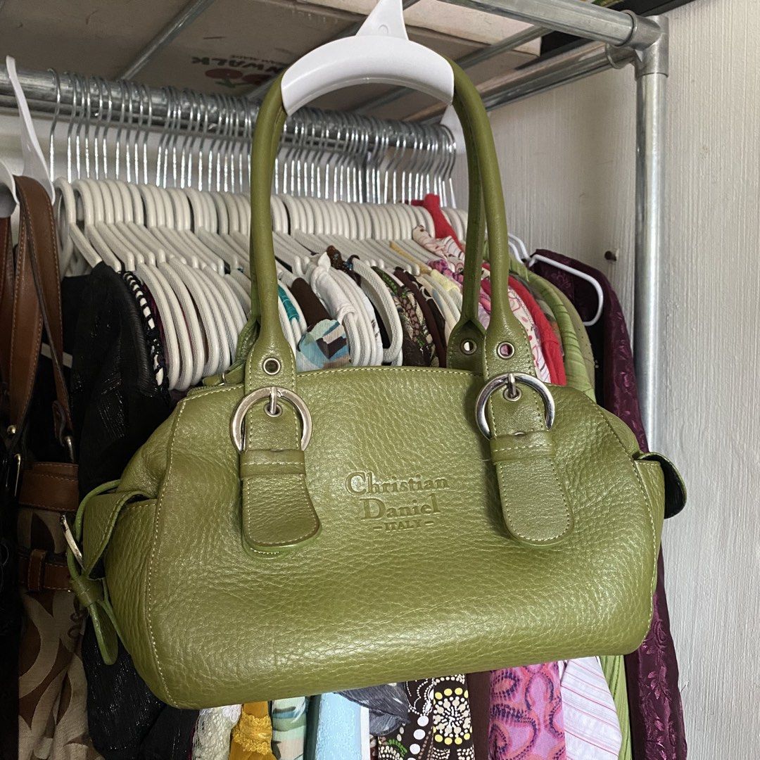 VINTAGE CHRISTIAN DANIEL ITALY (Category: Shoulder Bags) located in Naga. Submitted by willowjuls (Listing ID 1456463414, Image 1). Description: .