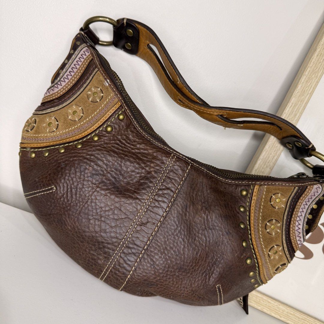 Vintage Coach Soho Hobo Bag (Category: Shoulder Bags) located in Manila. Submitted by saintjohnn (Listing ID 1456572349, Image 3). Description: Vintage Coach Soho Hobo Bag Excellent Condition Interior is in good condition Exterior is on good condition Crisp Zipper No issues Width: 36cm Length: 25cm Strap Drop: 23cm Ready to Ship Marikina Location.