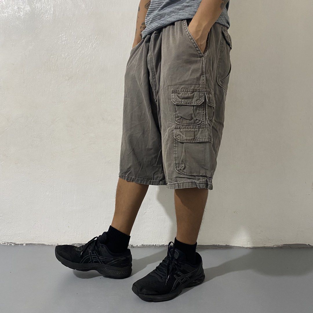 Wrangler 🩳| Khaki Oversized Cargo Utility Shorts (Category: Shorts) located in Bulacan. Submitted by orc.ph (Listing ID 1456527103, Image 3). Description: Wrangler 🩳| Khaki Oversized Cargo Utility Shorts ‎Material Used: 97% Cotton 3% Spandex -Outdoor Fit -Mid-To-High Rise -Zip-Fly And Button Enclosure -Wide Belt Hoops -Multi Pockets Layer -Two Side Slip Pockets -Velcro Flap Closure Cargo Pockets -Baggy Fit ‎-Size: 3XL -Waistline: 42 ‎-Length: 2