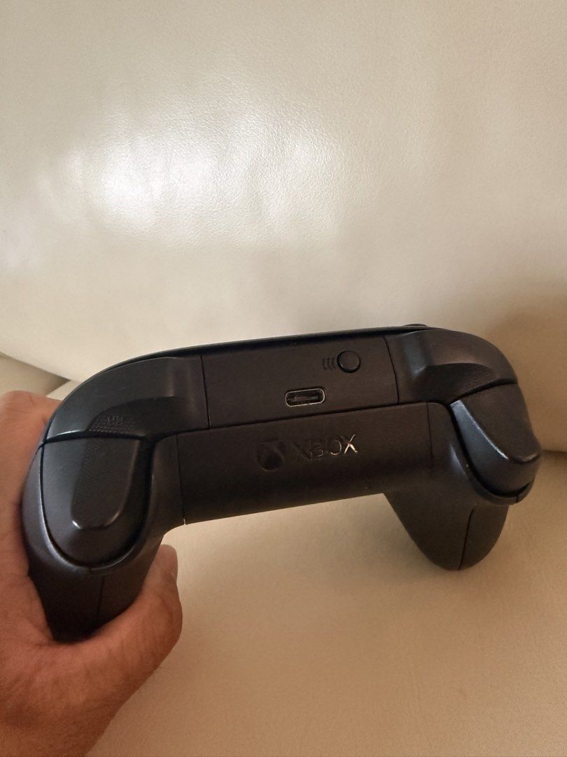 Xbox Wireless Controller (Category: Controllers) located in Singapore. Submitted by alohaya66 (Listing ID 1456518244, Image 2). Description: - Black Xbox Wireless Controller - Connects via Bluetooth - USB-C charging port - Compatible with Xbox Series X/S, Xbox One, and Windows PCs - Tested and working.