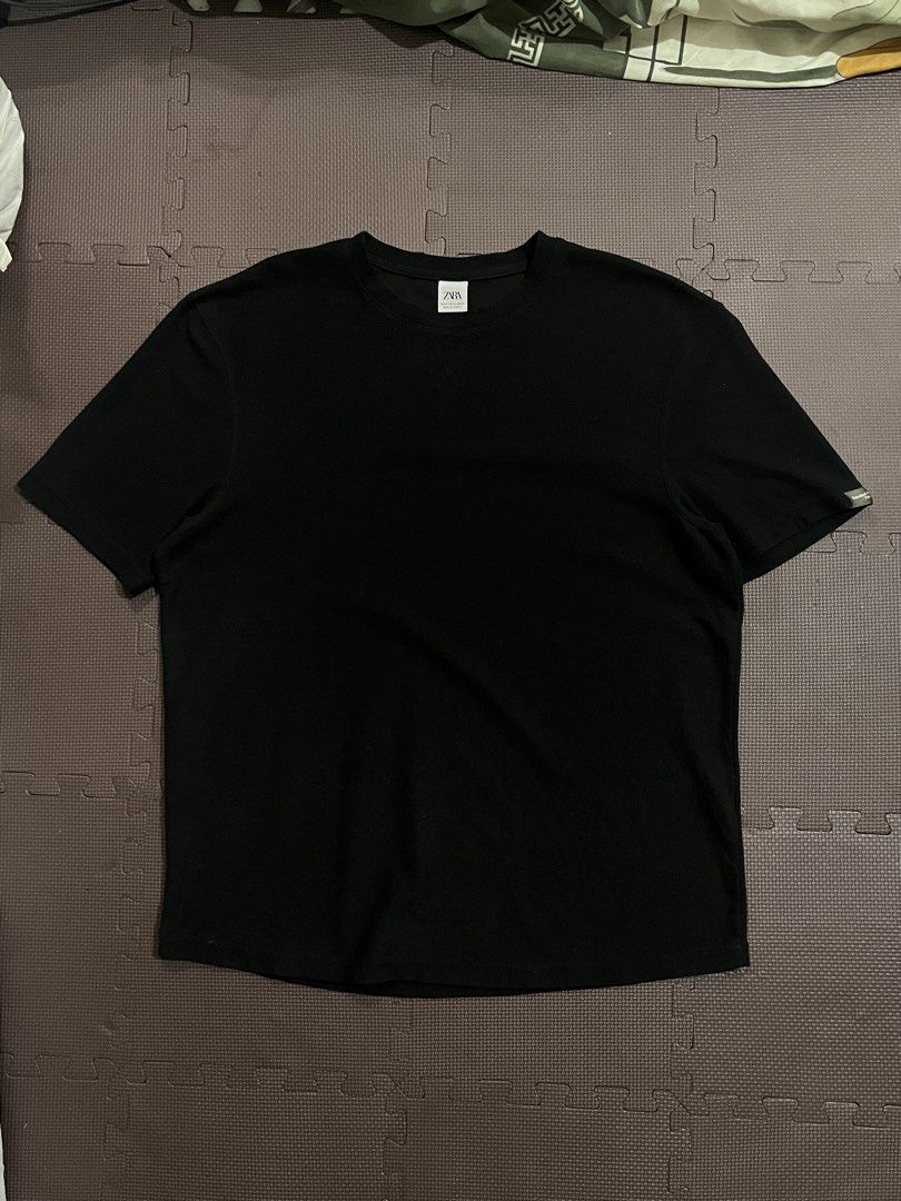 Zara Basic Tee (Category: Activewear) located in San Mariano. Submitted by rakithrift (Listing ID 1456543130, Image 1). Description: - Color Black - Waffle cloth - Size XL on tag - 55% polyester, 43% Cotton-Algodon, 2% Elastano 📏Dimes: Width: 24“ Length: 30“ 🎨Color rate: 10/10 ✅Condition: Excellent ❌Issue: None 🏷️: ₱ 349(+sf) - Color may vary due to lighting.
