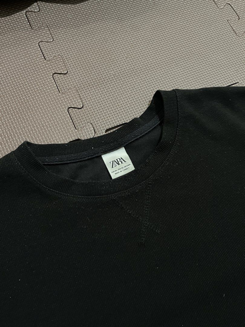 Zara Basic Tee (Category: Activewear) located in San Mariano. Submitted by rakithrift (Listing ID 1456543130, Image 3). Description: - Color Black - Waffle cloth - Size XL on tag - 55% polyester, 43% Cotton-Algodon, 2% Elastano 📏Dimes: Width: 24“ Length: 30“ 🎨Color rate: 10/10 ✅Condition: Excellent ❌Issue: None 🏷️: ₱ 349(+sf) - Color may vary due to lighting.