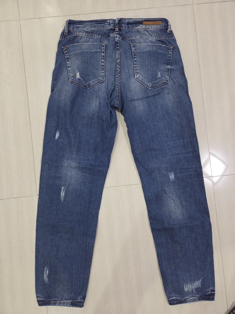 Zara Trafaluc Denim Distressed Blue Jeans (Category: Jeans) located in Dagupan City. Submitted by usagiirl (Listing ID 1456494209, Image 2). Description: Authentic Zara Jeans! Selling them for my mom since they're just taking up space in the cabinet. Kindly check the photos for the condition! Payments through Gcash..