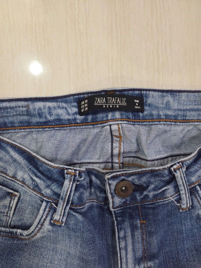 Zara Trafaluc Denim Distressed Blue Jeans (Category: Jeans) located in Dagupan City. Submitted by usagiirl (Listing ID 1456494209, Image 3). Description: Authentic Zara Jeans! Selling them for my mom since they're just taking up space in the cabinet. Kindly check the photos for the condition! Payments through Gcash..