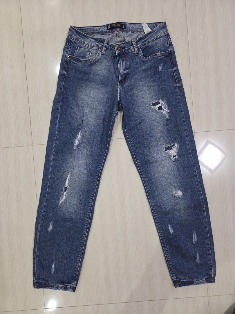 Zara Trafaluc Denim Distressed Blue Jeans (Category: Jeans) located in Dagupan City. Submitted by usagiirl (Listing ID 1456494209, Image 1). Description: Authentic Zara Jeans! Selling them for my mom since they're just taking up space in the cabinet. Kindly check the photos for the condition! Payments through Gcash..