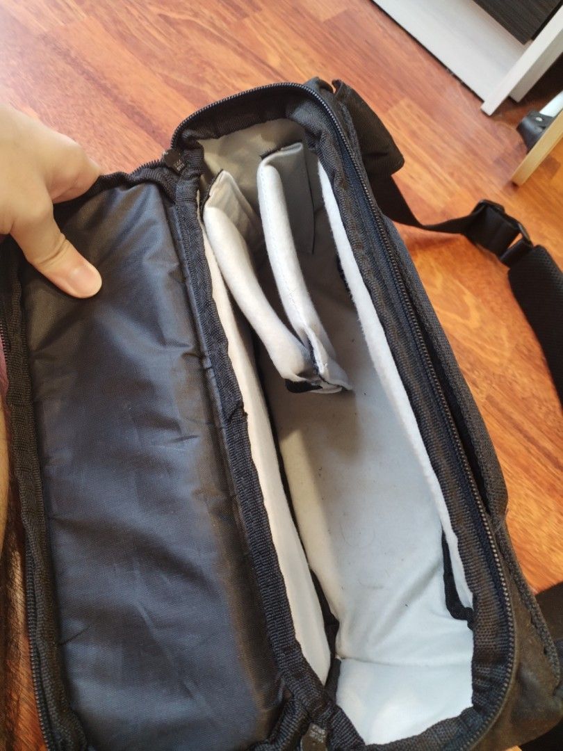 ZERO Shoulder Camera Bag (Category: Camera Bags & Carriers) located in Kuala Lumpur. Submitted by remy845566 (Listing ID 1456491972, Image 2). Description: - Black ZERO camera bag - Padded interior with dividers - Adjustable strap with shoulder pad - Front zip pocket - Internal pockets - Versatile: great for camera gear or as a messenger bag Selling cause I have another and don't use this one anymore.