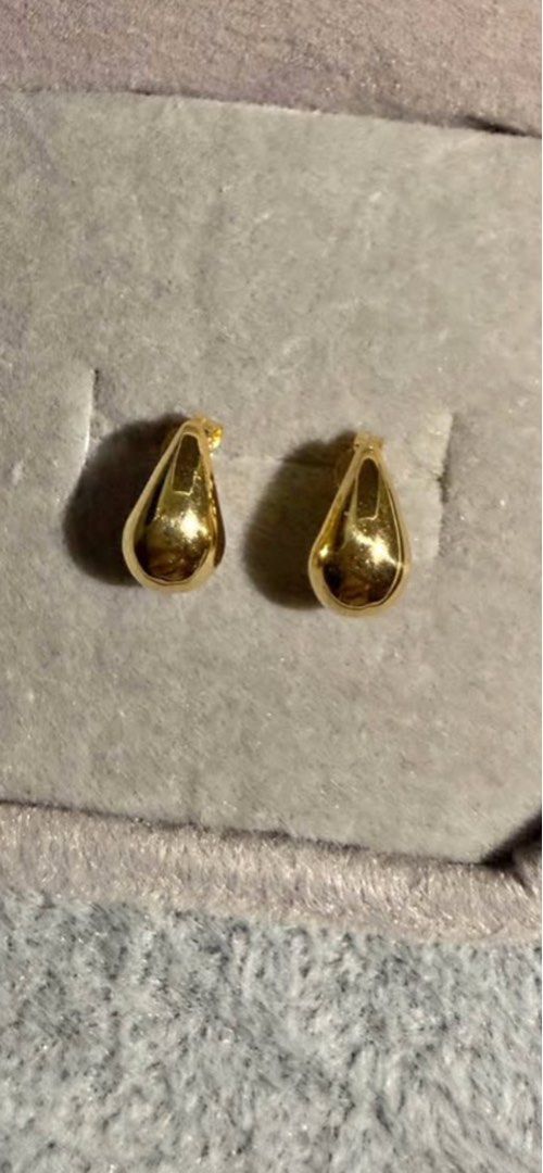 18k Gold Teardrop earring/hikaw (Category: Earrings) located in Pasay City. Submitted by poshdecluttering (Listing ID 1453309862, Image 1). Description: 18k gold subasta Like new 1g 7,350 pesos PANWNABLE ‼️‼️.