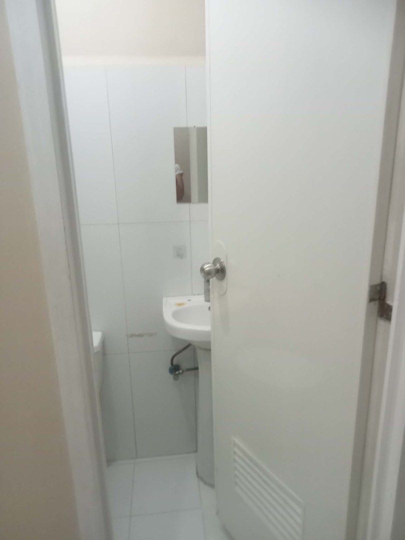 1 Bedroom Condo Unit (Category: Apartments & Condos) located in Quezon City. Submitted by mikkawaii.lee (Listing ID 1453263960, Image 3). Description: For Rent! 1 BEDROOM CONDO UNIT 23.40 SQM @ Winland Tower Residences 4, Tomas Morato Ave., Quezon City Semi - Furnished Loft bed with built in wardrobe cabinets and study / work area (Fits Queen Size Mattress) Pet Friendly Building. Building has aesthetic clinics, laundry service, dental clinic and 