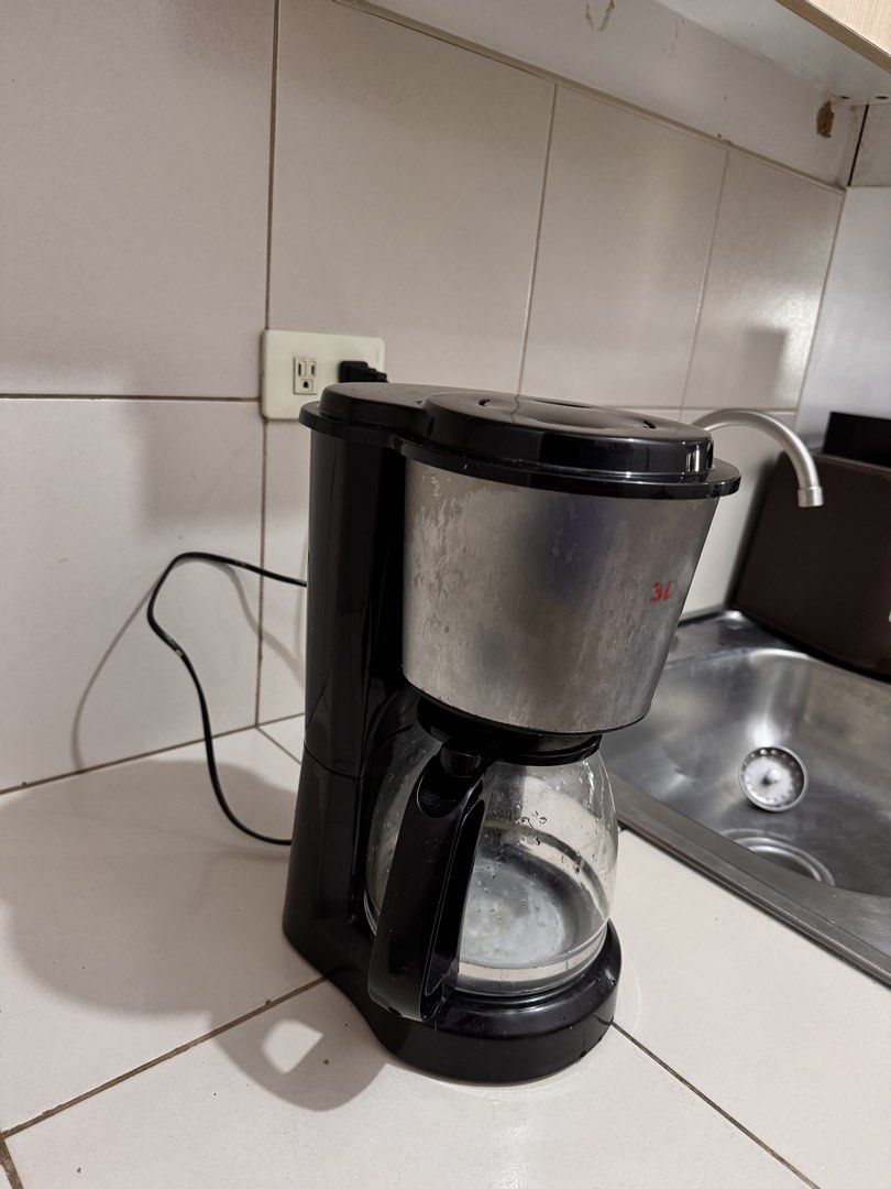 3D Coffee Maker with Glass Carafe (Category: Coffee Machines & Makers) located in Manila. Submitted by teejpd (Listing ID 1453302434, Image 2). Description: - Effortless home coffee brewing with the 3D coffee maker. - Includes a durable glass carafe and a convenient reusable filter basket. - Easy to use with a single power button for quick operation..