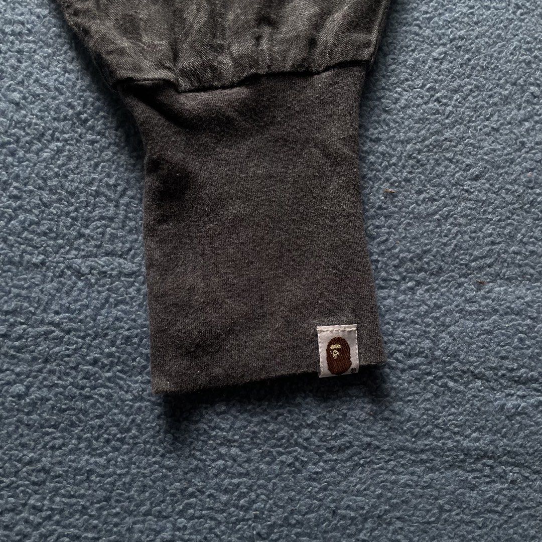 A Bathing Ape BAPE Camo Sweatpants Joggers (Category: Joggers) located in Mangaldan. Submitted by 69vintage.ph (Listing ID 1453322512, Image 2). Description: - Authentic Grey BAPE Camo Sweatpants - Made in Japan - Elastic waistband with drawstring - Cuffed ankles - Small BAPE tag on left ankle - Material details available on tags.