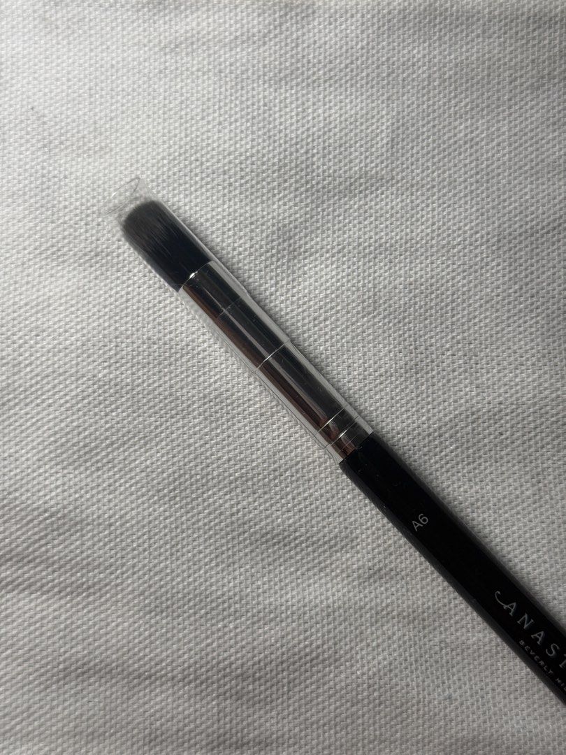 Anastasia Beverly Hills A6 Brush (Category: Makeup) located in Muntinlupa City. Submitted by declutterwithksgs (Listing ID 1453253274, Image 1). Description: Anastasia Beverly Hills A6 brush BRAND NEW - Features a black handle with a silver ferrule - Small, round eye & face brush for buffing and blending. - Comes with a clear plastic protector for the brush head Buyer must cover for shipping.