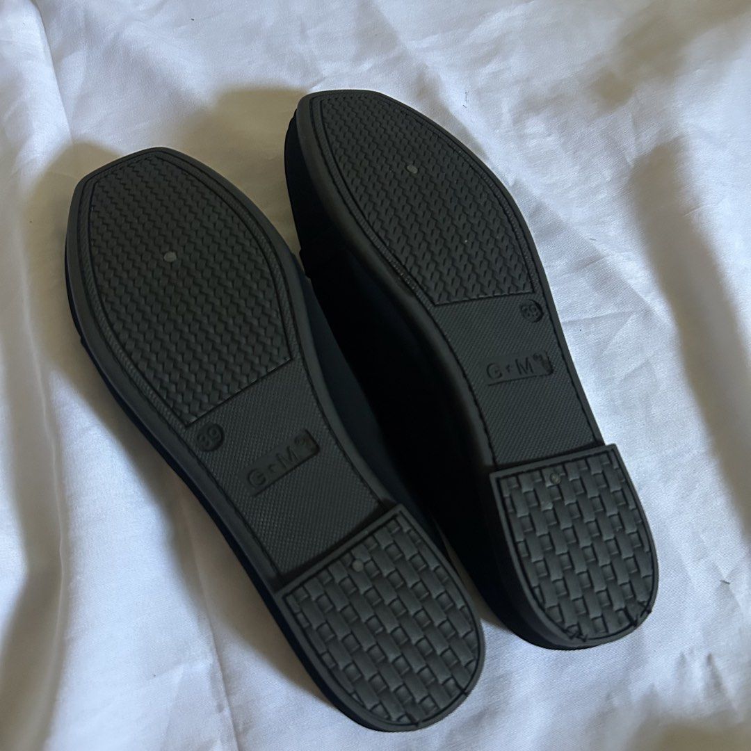 Black Flats Sandals (Category: Flats & Sandals) located in San Pedro. Submitted by aa_jaye (Listing ID 1453374143, Image 2). Description: FOOTWEAR ⊹ new — no flaws/issues ⊹ size: 39 check out my listings for more items! ▫️payment: gcash / bank transfer ▫️delivery: j&t / lalamove (can ship from bgc or san pedro, laguna).