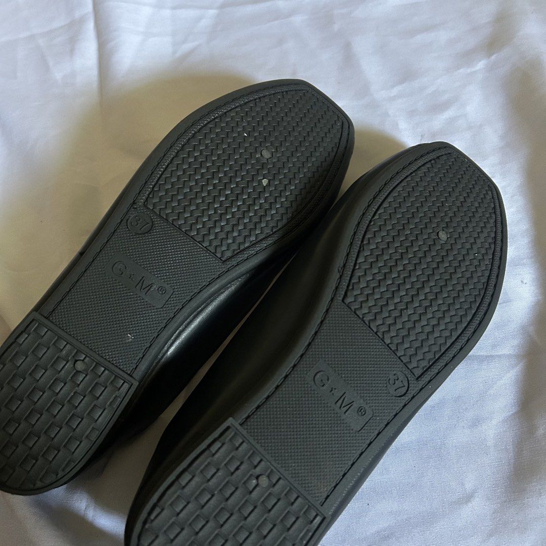 Black Flats Sandals (Category: Flats & Sandals) located in San Pedro. Submitted by aa_jaye (Listing ID 1453374147, Image 2). Description: FOOTWEAR ⊹ new — no flaws/issues ⊹ size: 37 check out my listings for more items! ▫️payment: gcash / bank transfer ▫️delivery: j&t / lalamove (can ship from bgc or san pedro, laguna).