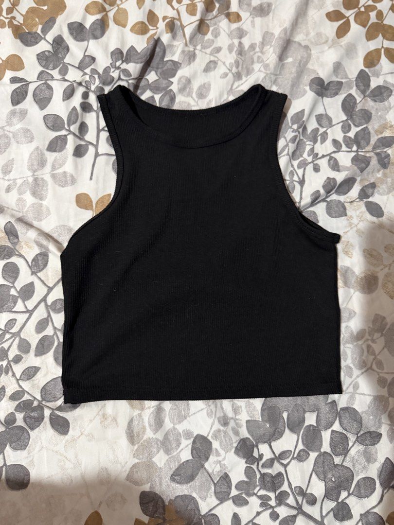 Black Ribbed Racerback Crop Tank Top (Category: Sleeveless) located in Taytay. Submitted by cloudy_20 (Listing ID 1453376106, Image 2). Description: Basic black ribbed tank top. Cropped, racerback style. Comfortable and stretchy, perfect for any outfit. Can fit S-M.