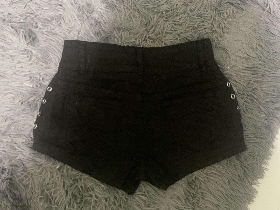 Black Skull Shorts (XS-S) (Category: Shorts) located in Davao. Submitted by _wispy07 (Listing ID 1453238094, Image 3). Description: - Can fit to xs-s size - no ww bc it doesnt fit me - buyer must shoulder the shipping fee - mod: j&t - mop: gcash.