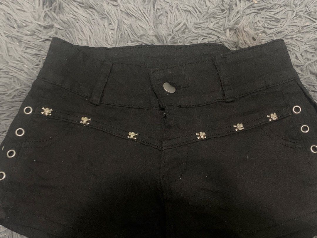 Black Skull Shorts (XS-S) (Category: Shorts) located in Davao. Submitted by _wispy07 (Listing ID 1453238094, Image 2). Description: - Can fit to xs-s size - no ww bc it doesnt fit me - buyer must shoulder the shipping fee - mod: j&t - mop: gcash.