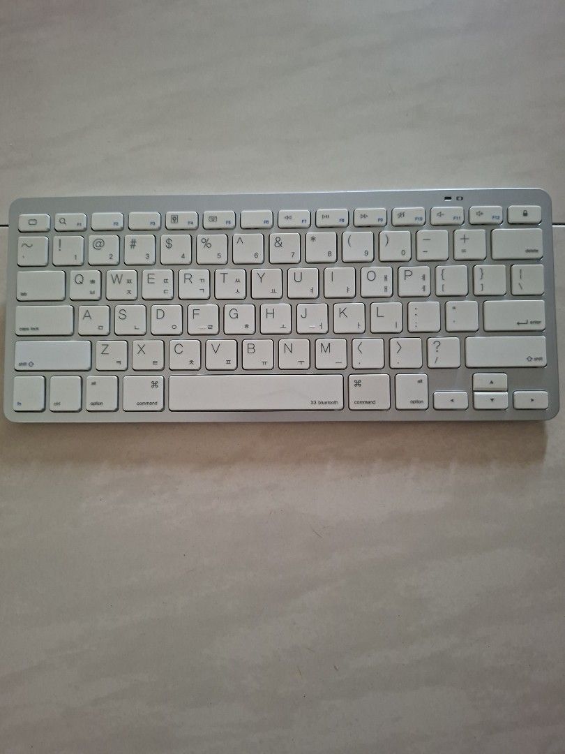 Bluetooth keyboard (Category: Computer Keyboard) located in Singapore. Submitted by realgoo (Listing ID 1453292521, Image 1). Description: selling like new Bluetooth keyboard.
