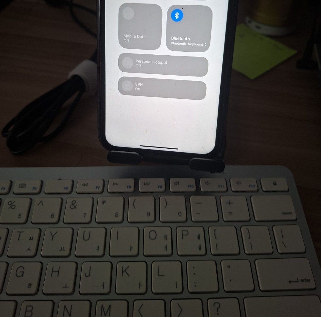 Bluetooth keyboard (Category: Computer Keyboard) located in Singapore. Submitted by realgoo (Listing ID 1453292521, Image 2). Description: selling like new Bluetooth keyboard.