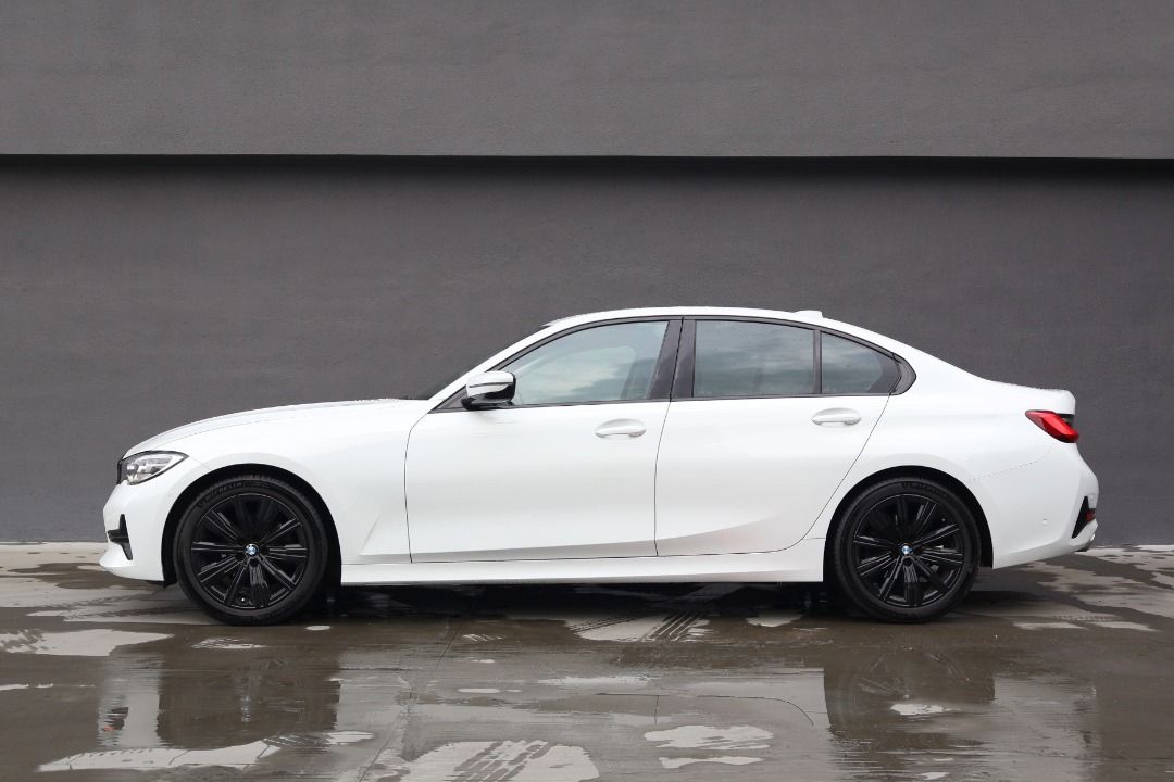 BMW 3 Series Sedan 320i Highline Auto (Category: Used Cars) located in Singapore. Submitted by carzworld.pteltd (Listing ID 1453245618, Image 2). Description: Viewing Strictly By Appointment Only! Low Interest Rate & Flexible Bank / In House Loan Available All Trade-In Are Welcome Message to: 💬96437773 Features Powered by a 2.0L inline 4-cylinder TwinPower turbocharged engine, producing 181bhp, with 8-speed Steptronic automatic transmission with