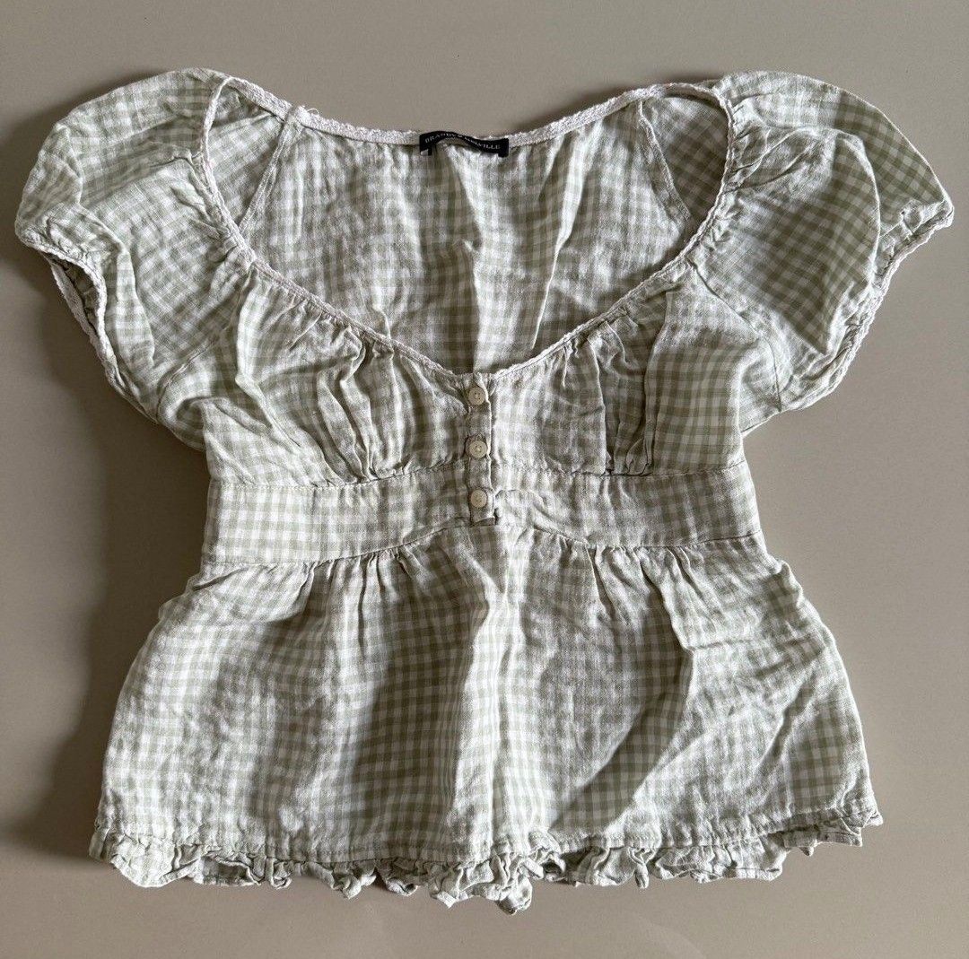 Brandy Melville Blair Top (Category: Blouses) located in Pagsanjan. Submitted by decluttersaur (Listing ID 1452128845, Image 1). Description: small good as new.