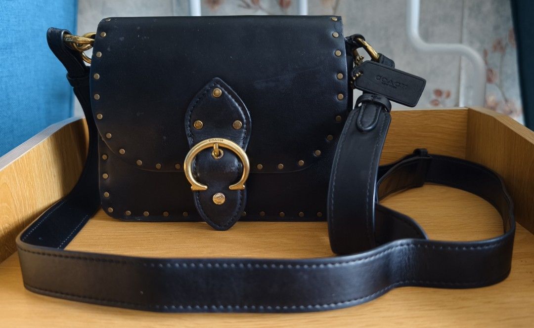 Bundle Bag (Category: Cross-body Bags) located in Shah Alam. Submitted by hauztrendempire (Listing ID 1453401191, Image 1). Description: Bundle Bag Coach Beat 18 Rivets Black Leather Bag **Condition: 8.5/10** **There are signs of use as it's a bundle Bag** **Not For Fussy Buyers** **Price Includes Postage** **NO COD, COURIER ONLY** **Msg If Interested**.