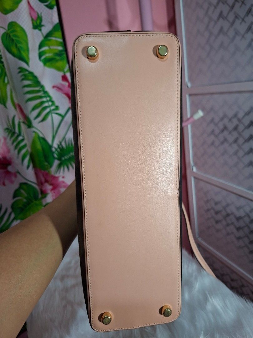Coach Katy Satchel Shell Pink (Category: Luxury Bags & Wallets) located in Manila. Submitted by maharlikakzy (Listing ID 1453320160, Image 3). Description: 💯Original ✅️2-3x lang nagamit if may ocassion no flaws or issues ✅️very pretty in person with care card and tag ✅️rfs: decluttering hindi nagagamit.
