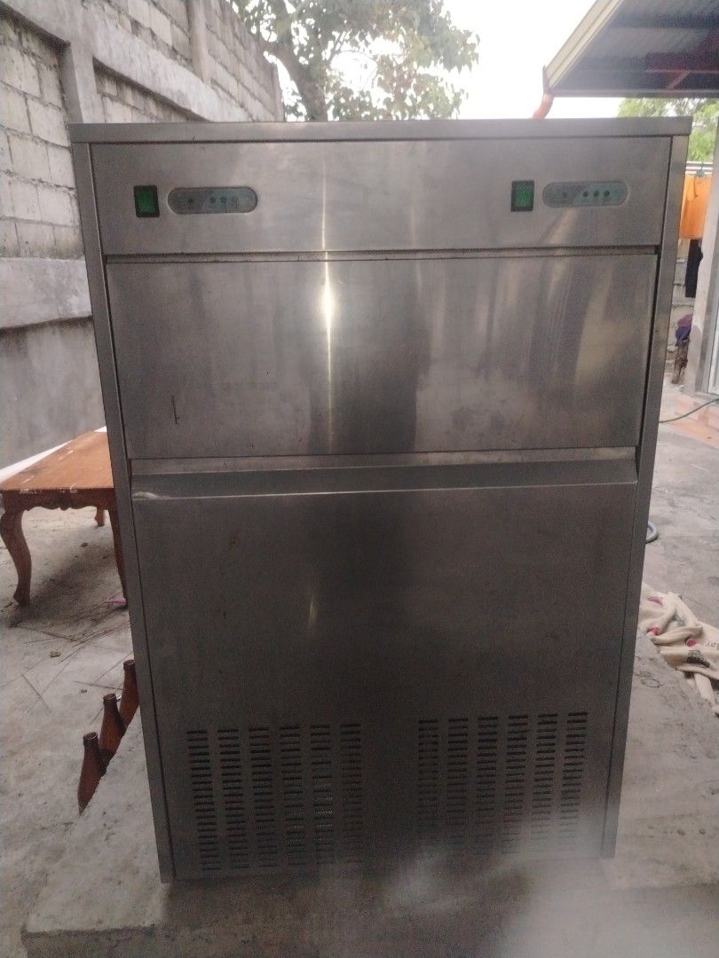 Commercial Stainless Steel Ice Maker Machine (Category: Other Kitchen Appliances) located in Manila. Submitted by livewolf.114070 (Listing ID 1453249468, Image 2). Description: - Durable stainless steel body - Indicator lights on top - Vented base for efficient cooling - Ideal for businesses or events - Unit is clean and ready for use - never used stovked -filled with new prium -new capacitors - Pick up only.
