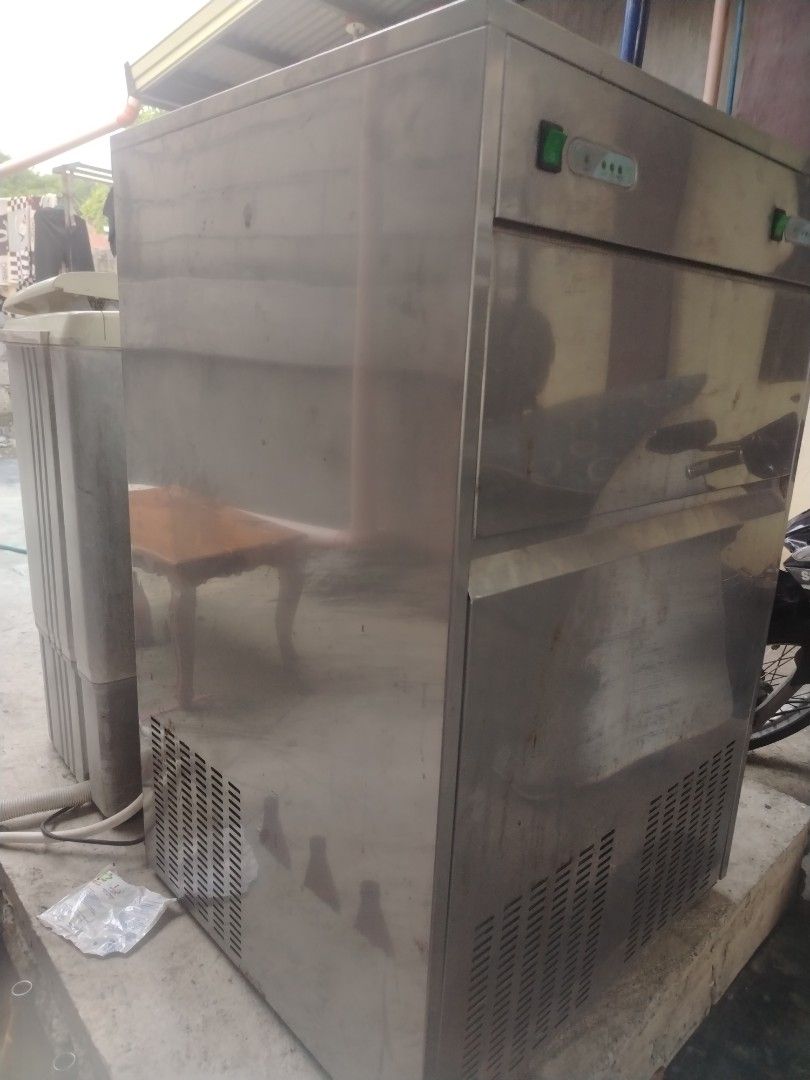 Commercial Stainless Steel Ice Maker Machine (Category: Other Kitchen Appliances) located in Manila. Submitted by livewolf.114070 (Listing ID 1453249468, Image 3). Description: - Durable stainless steel body - Indicator lights on top - Vented base for efficient cooling - Ideal for businesses or events - Unit is clean and ready for use - never used stovked -filled with new prium -new capacitors - Pick up only.