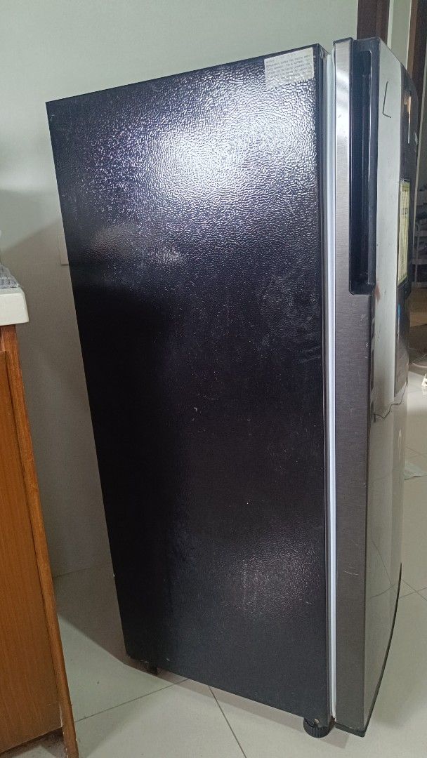 Condura Ultima Inverter Refrigerator (Category: Refrigerators and Freezers) located in Caloocan City. Submitted by ramses24 (Listing ID 1453278230, Image 2). Description: Condura Ultima Inverter Refrigerator (Dark Grey). Energy efficient, 10-year compressor warranty. Clean interior, works perfectly. Ideal for small spaces..