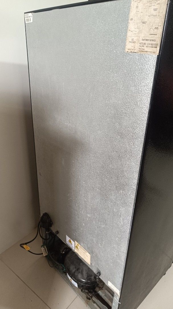 Condura Ultima Inverter Refrigerator (Category: Refrigerators and Freezers) located in Caloocan City. Submitted by ramses24 (Listing ID 1453278230, Image 3). Description: Condura Ultima Inverter Refrigerator (Dark Grey). Energy efficient, 10-year compressor warranty. Clean interior, works perfectly. Ideal for small spaces..