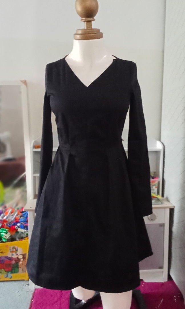 Authentic COS Black Long Sleeve A-Line Dress (Category: Dresses) located in Caloocan City. Submitted by noy5o1a (Listing ID 1452498720, Image 3). Description: -COS brand -Simple yet elegant black dress - Long sleeves - Flattering V-neckline - Convenient back zipper - Beautifully pleated skirt for a lovely flare - Versatile for casual or semi-formal occasions - Easy to accessorize and style.