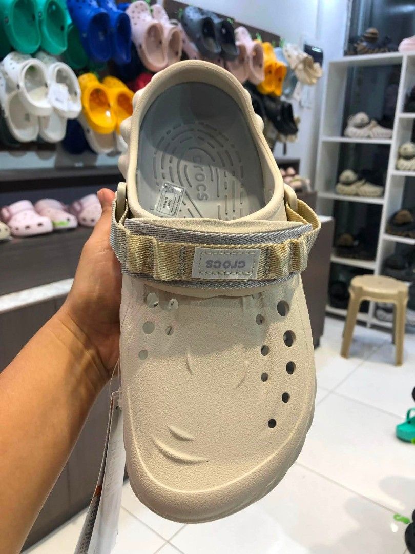 Crocs Echo Clog Sandal Beige (Category: Slippers & Slides) located in Cebu City. Submitted by madeskartegirl (Listing ID 1453305950, Image 1). Description: ORIGINAL FACTORY PULL OUT AVAILABLE FOR MEN AND WOMEN 😍 COMPLETE INCLUSIONS ✅ Hanger✅ Tag✅ Sealed ziplock✅ Crocsbag✅ Location : Cebu city WE SHIP NATIONWIDE Brand new beige Crocs Echo Clogs - Unique, chunky design - Adjustable strap (wear up or down) - Ultimate comfort and style - Perfect for