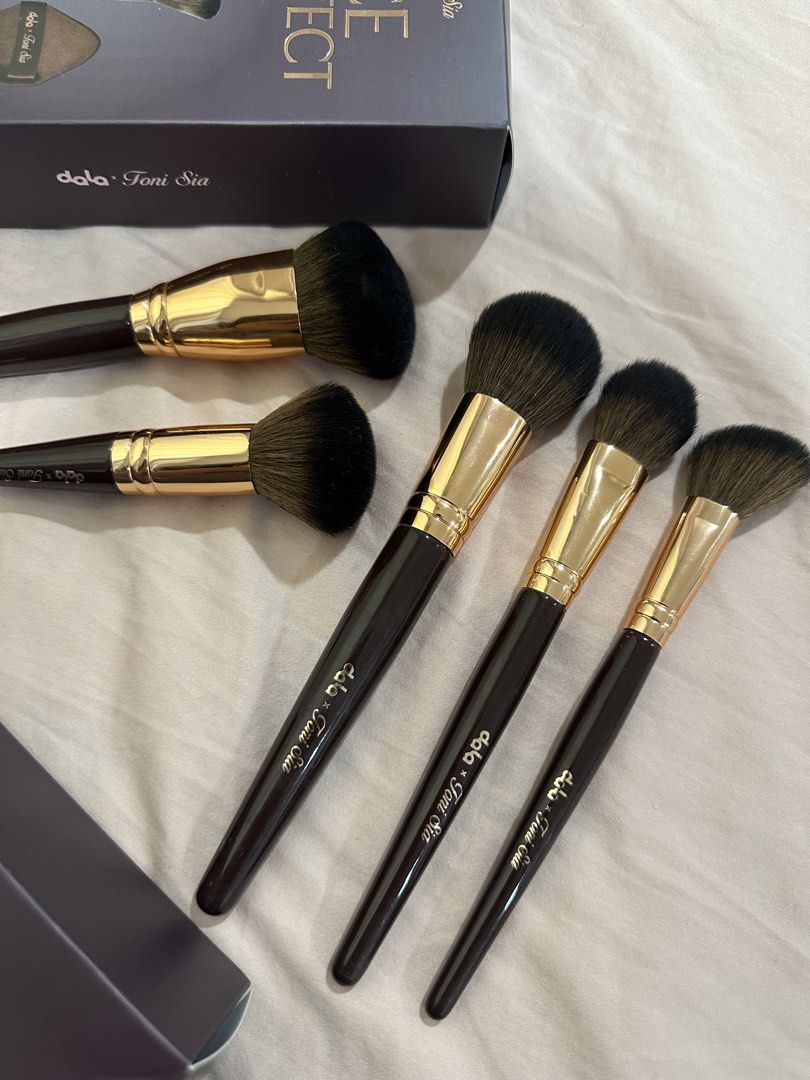 Dala x Toni Face Architect Brush Set (First Release) w/ Freebies (Category: Makeup) located in Subic. Submitted by glowupfinds (Listing ID 1453264477, Image 3). Description: Dala x Toni Face Architect Brush Set (First Release) w/ Freebies - Jumbo Buffer Brush - Conceal & Perfect Duo Brush - Master Blend Face Brush - Precision Focus Brush - Precision Blush Brush NOTE: Dala x Toni puff and sponge not included FREEBIES: - Mange Powder Puff, 3 pcs (n