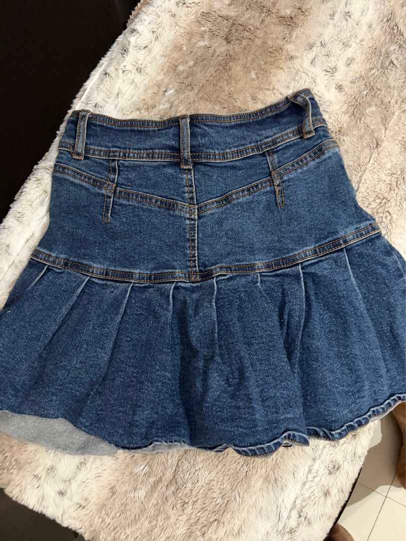 Denim skirt (Category: Skirts) located in Hagunoy. Submitted by declutterwine (Listing ID 1453274560, Image 2). Description: Decluttering Bought in the US Fits 26 waistline.