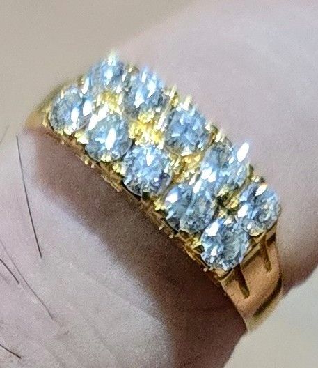 Diamond ring (Category: Rings) located in Singapore. Submitted by Bisschamp (Listing ID 1453360992, Image 2). Description: Sparking 18k gold ring with 10 diamonds. Elegant paranakan design..