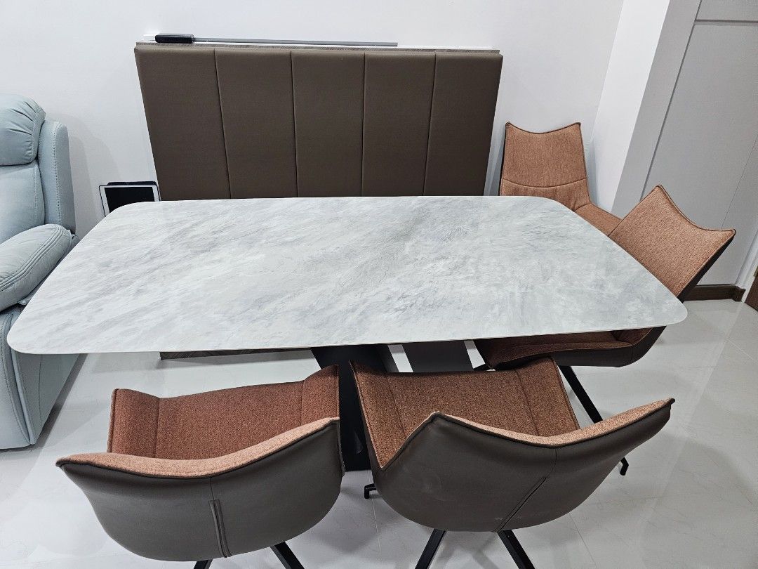 Dining table (Category: Tables & Sets) located in Singapore. Submitted by qhairz (Listing ID 1453392095, Image 1). Description: no chair no dismantle have ur own transport.