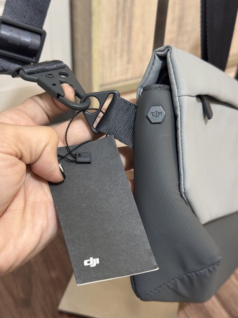 DJI - Compact Shoulder Bag for Osmo Action/OM (Category: Video Cameras) located in Cabuyao City. Submitted by _streetflavor (Listing ID 1453325393, Image 3). Description: DJI - Compact Shoulder Bag for Osmo Action/OM As new -780 pesos Dm.