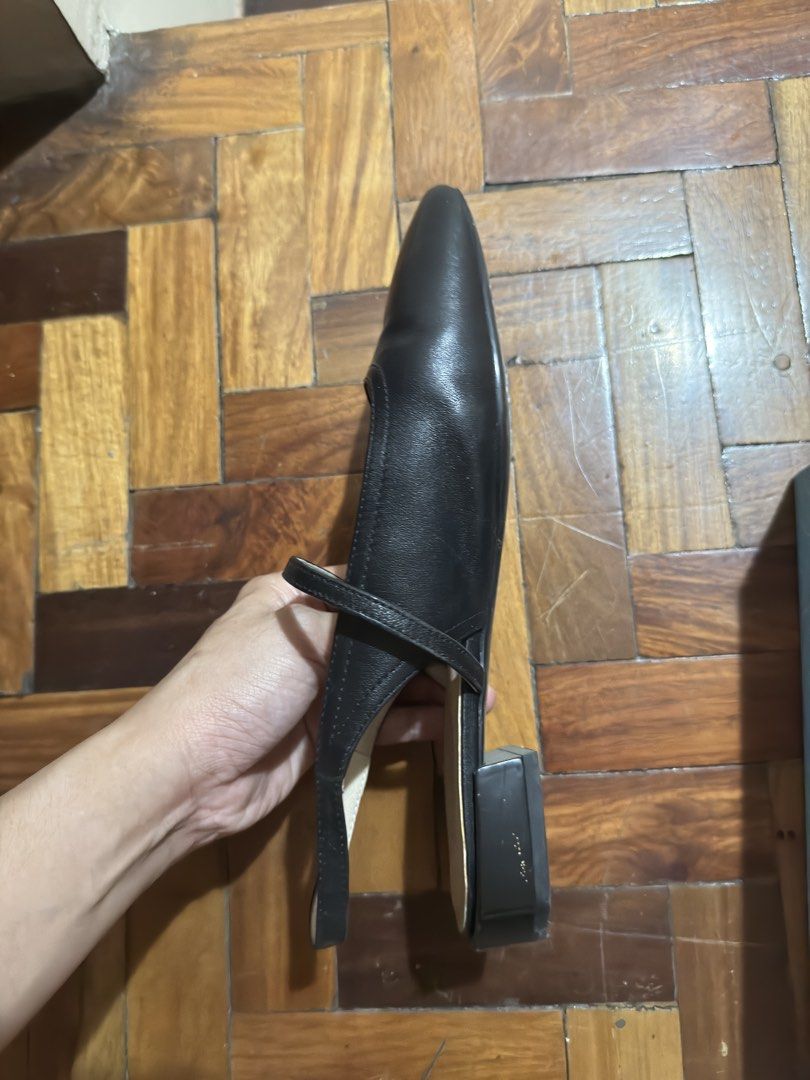 DR. KONG Black Slingback Block Heels Size 39 (Category: Heels) located in Quezon City. Submitted by declutterkyusi (Listing ID 1453290759, Image 2). Description: - Brand: DR. KONG - Style: Black Slingback Heels - Size: 39 - Features: Square toe, buckle strap, low block heel for comfort - Condition: Comes with original box - Versatility: Great for everyday wear or dressing up Rfs: diff feet type.