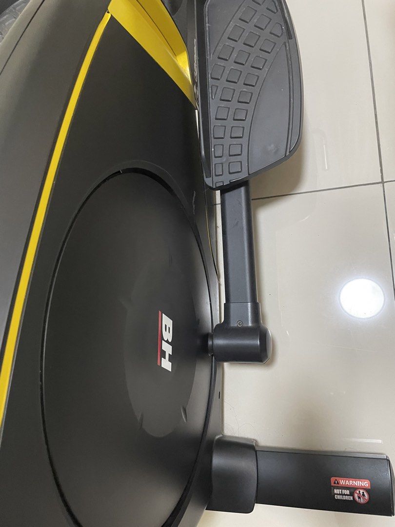 Elliptical machine (Category: Cardio & Fitness Machines) located in Kuala Lumpur. Submitted by mo_feek (Listing ID 1453404227, Image 3). Description: Utk dijual dgn harga tertera, harga asal $3500 Info: A low-impact stationary gym device used for full-body cardiovascular workouts, mimicking walking or running. Benefits: - Joint Protection: Minimizes stress on knees, hips, and ankles compared to running on a treadmill. - Full-Body Activation: Enga