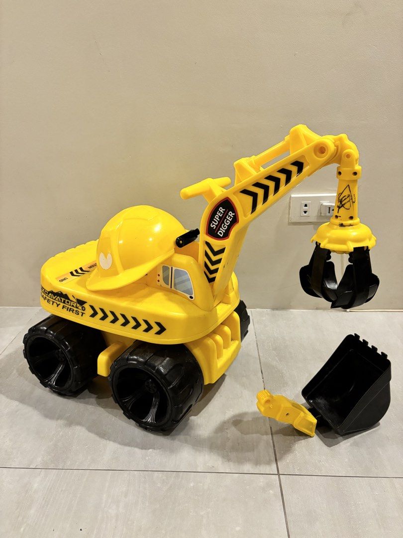 Excavator Ride-On (Category: Kids Toys) located in Taguig. Submitted by cunetababes (Listing ID 1453393612, Image 3). Description: Ride-On Excavator / Super Digger Construction Toy 🚜👷 💛 Bought from Toy Kingdom 💛 Good working condition 💛 Includes: * Ride-on excavator * Interchangeable grabber claw * Excavator bucket * Construction helmet Features: ✅ Ride-on construction vehicle ✅ 360° rotating body ✅ Movable excavator arm ✅ Interchangeable cl