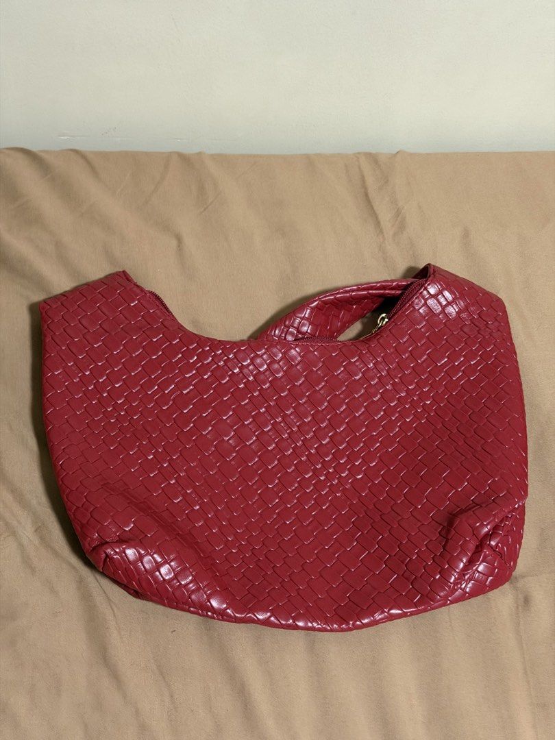 Faux Leather Woven Bag (Category: Shoulder Bags) located in Mandaluyong City. Submitted by _jdeclutters (Listing ID 1453314826, Image 2). Description: .